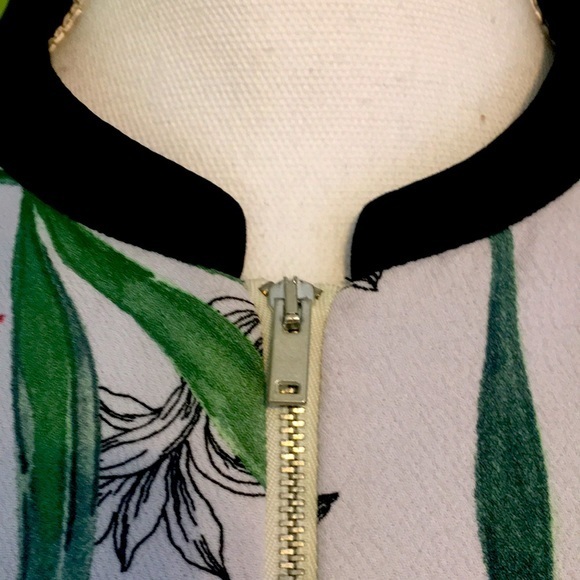 ZARA  long sleeved front zipper jacket in floral design and black accents - Picture 4 of 8